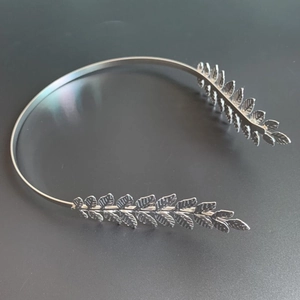 Baroque style laurel leaf silver alloy headband with intricate metal foliage detail