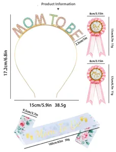 Vue détaillée du kit de Baby Shower avec écharpe Mom To Be et badges fleuris