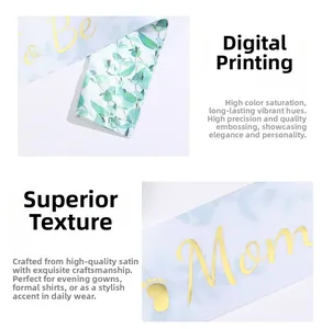 Détail de l'écharpe de baby shower en satin avec impression dorée et motifs de feuilles