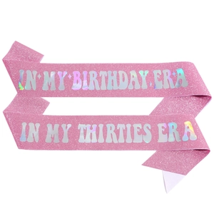 Detail der rosa Glitzerschärpe mit holografischem IN MY BIRTHDAY ERA Schriftzug