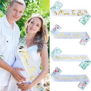 Weiße Satinschärpe Mom To Be mit Goldfolien-Schriftzug und Baby-Fußabdruck für Partys