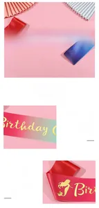 Détail de l'écharpe d'anniversaire en satin dégradé avec motif sirène doré brillant