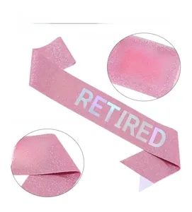 Dettaglio della fascia rosa glitter per pensione con scritta olografica dorata