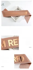 Dettaglio della fascia di pensionamento glitter oro rosa con scritta oro I'M RETIRED