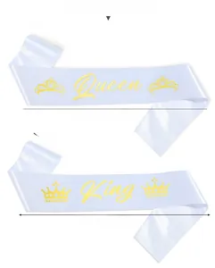 Dettaglio delle fasce in raso bianco King e Queen con scritte dorate e corone