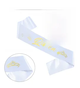 Dettaglio fascia in raso bianco con scritta Queen dorata per feste di compleanno