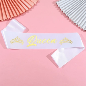 Fascia Queen in raso bianco con scritte dorate per decorazioni eleganti di feste e balli