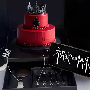 Gros plan d'un serre-tête HAPPY BIRTHDAY argenté pailleté avec décor de fête sombre
