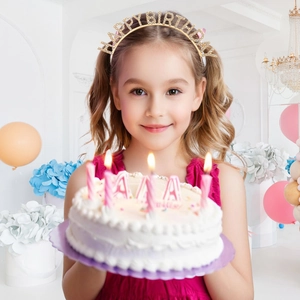 Fille portant un serre-tête Happy Birthday en strass lors d'une fête avec gâteau