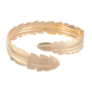 Bracciale da braccio barocco dorato regolabile con texture piumate sovrapposte dettagliate