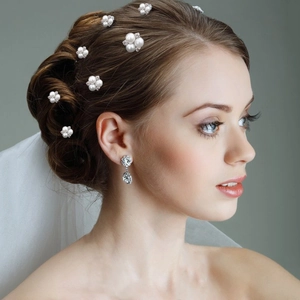 Épingles à cheveux de mariée avec perles blanches et strass au design floral