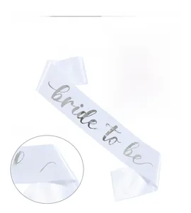 Detailansicht der Bride to Be Schärpe mit silberner Folienprägung auf weißem Satin