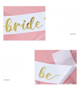 Detail der Bride to Be Schärpe aus weißem Satin mit eleganter goldener Folienbeschriftung