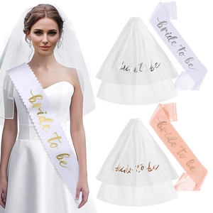 Eleganter weißer Brautschleier und Satinschärpen mit goldener Bride to Be Schrift für Partys