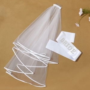 Détail de l'écharpe de mariée blanche avec lettres BRIDE en perles et voile élégant