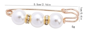Detailed view showing the 5.5cm size of the elegant gold pearl brooch and rhinestones
