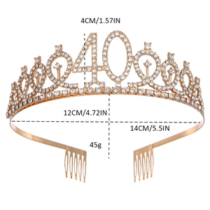 Détail d'une couronne 40 ans en or rose avec strass blancs et dimensions de l'article