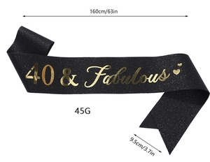 Détail de l'écharpe d'anniversaire noire pailletée 40 and Fabulous avec texte doré 160cm