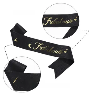 Détail de l'écharpe noire scintillante 40 & Fabulous avec texte doré pour fête