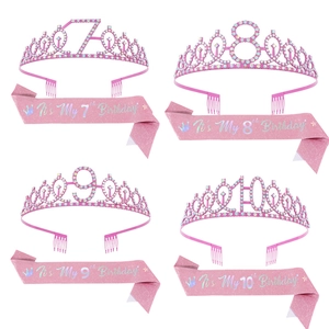 Dettaglio set diadema con strass rosa e fascia per feste dal 7° al 10° compleanno