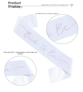 Détail de l'écharpe Bride To Be en satin blanc avec lettrage pailleté laser flocon