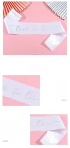 Détail de l'écharpe en satin blanc Bride to Be avec lettrage laser argenté pour mariée