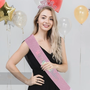 Détail de l'ensemble écharpe rose pailletée et bandeau pour fête d'anniversaire