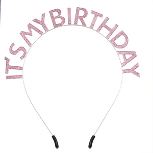 Vue détaillée du serre-tête d'anniversaire rose scintillant avec lettrage 'IT'S MY BIRTHDAY'