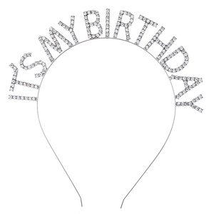 Detailansicht des silbernen Strass-Haarreifs mit glitzerndem IT'S MY BIRTHDAY Schriftzug