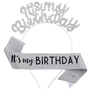 Set d'anniversaire argenté avec diadème en strass et écharpe scintillante assortie