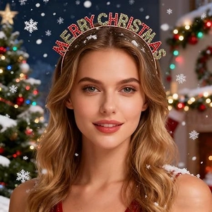 Κοντινή λήψη της λαμπερής στέκας Merry Christmas με στρας σε ξανθό μοντέλο