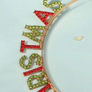 Détail du serre-tête Merry Christmas avec strass rouges et verts sur base en métal doré
