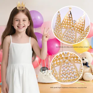 Dettaglio della corona dorata con strass AAA per decorazione di feste di compleanno