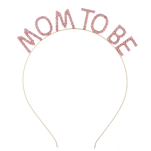Détail du serre-tête Mom To Be avec strass roses et métal doré pour fête prénatale