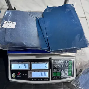 Blue denim jeans size XL weighed on a scale showing 512g in transparent packaging