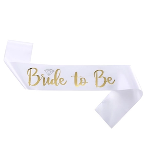 Weiße Satin-Schärpe für Junggesellinnenabschiede mit goldener Bride to Be Aufschrift