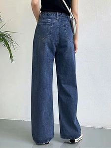 Classic high-waisted wide-leg jeans in dark blue wash with a vintage back pocket design