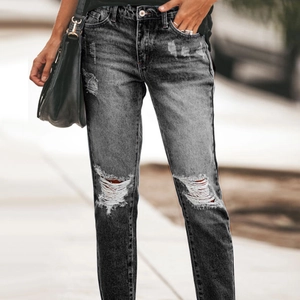 Détails d'un jean skinny gris anthracite à taille haute avec des genoux déchirés