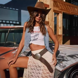 Photo lifestyle d'un gilet en jean vintage avec chapeau de cow-boy et ceinture