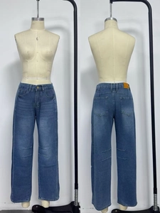 Vue avant et arrière du jean large en denim avec effet délavé et détail de patch en cuir