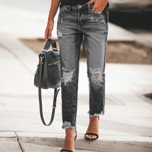 Jean vintage gris foncé pour femme avec détails déchirés aux genoux et ourlet effiloché
