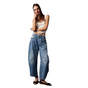 Jean femme bleu clair à jambes larges avec plis aux genoux et denim délavé élégant