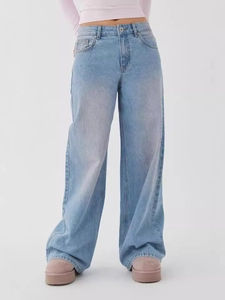 Jean bleu clair délavé rétro à taille haute et jambe large avec une coupe droite