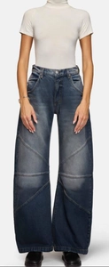 Détail d'un jean vintage à taille haute et jambe large avec design patchwork diagonal