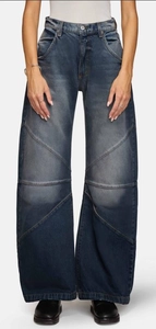 Vue détaillée du jean large vintage délavé avec patchwork géométrique et taille haute chic