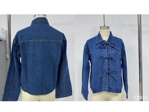 Détails avant et arrière d'une veste en jean avec trois fermetures par nœuds élégants