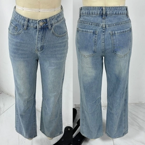 Vue détaillée du jean taille haute bleu clair délavé avec poches avant et arrière