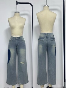Détail du jean large bleu clair avec patchwork de cœurs et poches cargo latérales