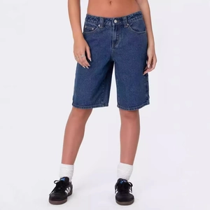 Dettaglio degli shorts in denim blu scuro vintage con classico design a cinque tasche e taglio