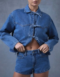 Détail d'un ensemble en jean ample avec attaches à nœuds chic et short assorti